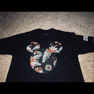 Super cute Neff t-shirt. Only wore ONCE.